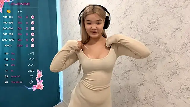 Snapshot of CarolannSide chatting on 11.04.25 CarolannSide online show from 11.04.25