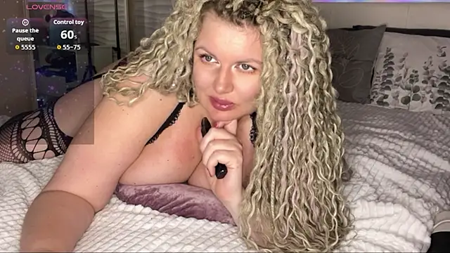 Snapshot of Nivika chatting on 09.21.25 Nivika online show from 09.21.25