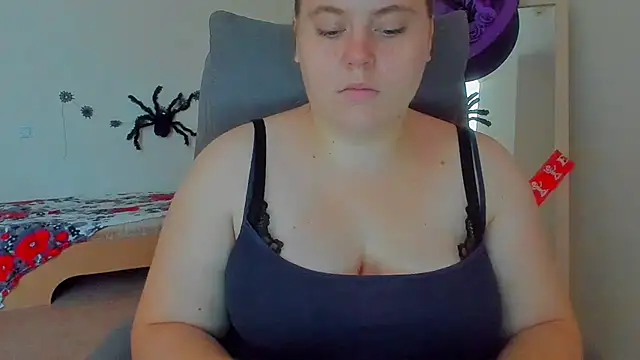 Snapshot of Liza-Mendez chatting on 10.28.25 Liza-Mendez online show from 10.28.25