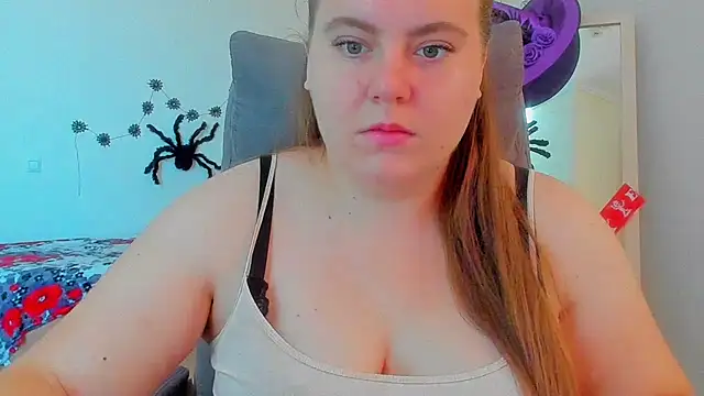 Snapshot of Liza-Mendez chatting on 10.30.25 Liza-Mendez online show from 10.30.25