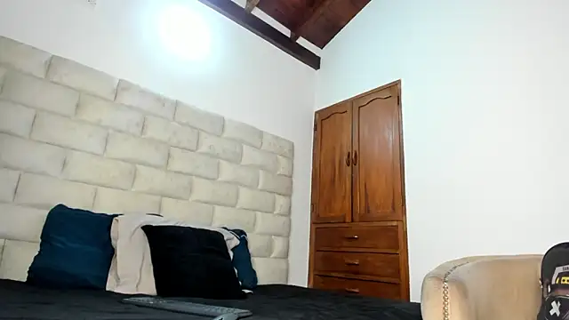 Snapshot of BennBrown chatting on 10.06.25 BennBrown online show from 10.06.25