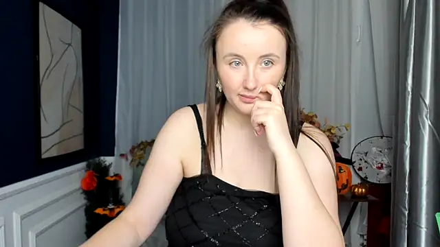 Snapshot of LilaWinks chatting on 10.30.25 LilaWinks online show from 10.30.25