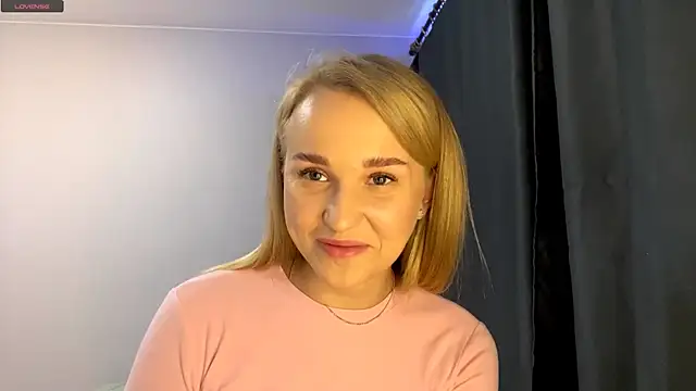 Snapshot of TanekaBoitel chatting on 10.03.25 TanekaBoitel online show from 10.03.25