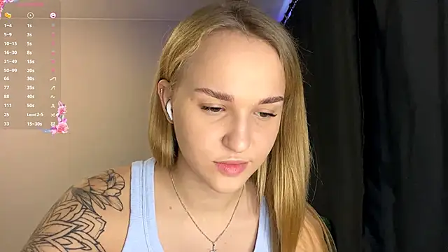 Snapshot of TanekaBoitel chatting on 10.04.25 TanekaBoitel online show from 10.04.25