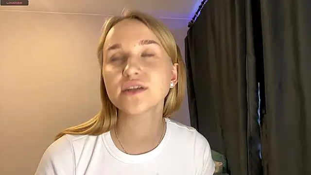 Snapshot of TanekaBoitel chatting on 10.08.25 TanekaBoitel online show from 10.08.25