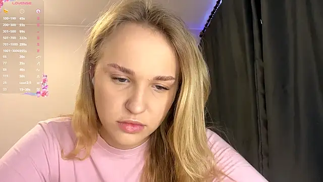 Snapshot of TanekaBoitel chatting on 10.12.25 TanekaBoitel online show from 10.12.25