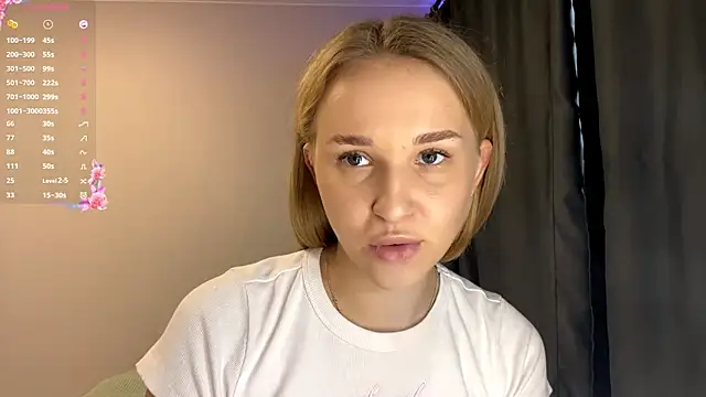 Snapshot of TanekaBoitel chatting on 10.13.25 TanekaBoitel online show from 10.13.25