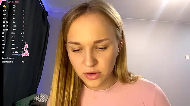 Snapshot of TanekaBoitel chatting on 10.21.25 TanekaBoitel online show from 10.21.25