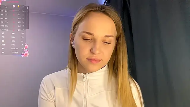 Snapshot of TanekaBoitel chatting on 10.22.25 TanekaBoitel online show from 10.22.25