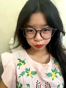 Snapshot of mau15_ chatting on 10.13.25 mau15 online show from 10.13.25