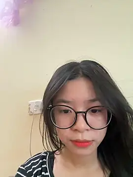 Snapshot of mau15_ chatting on 10.18.25 mau15 online show from 10.18.25