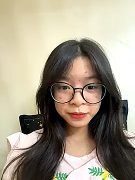 Snapshot of mau15_ chatting on 10.22.25 mau15 online show from 10.22.25