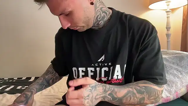 Snapshot of Larsskeet chatting on 09.30.25 Larsskeet online show from 09.30.25