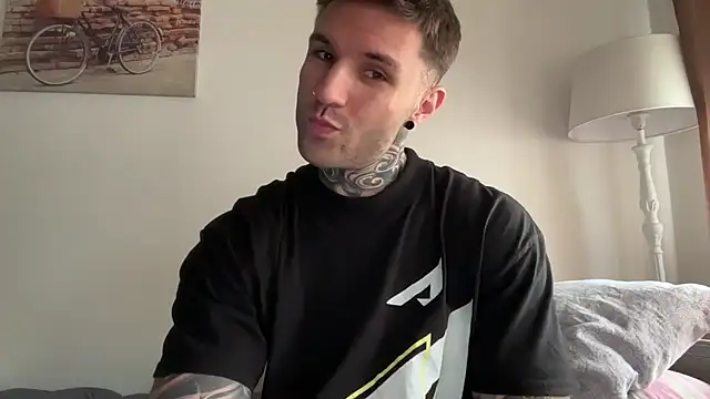 Snapshot of Larsskeet chatting on 10.11.25 Larsskeet online show from 10.11.25