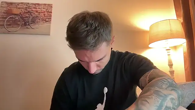 Snapshot of Larsskeet chatting on 10.17.25 Larsskeet online show from 10.17.25