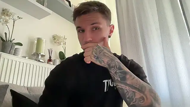 Snapshot of Larsskeet chatting on 10.18.25 Larsskeet online show from 10.18.25