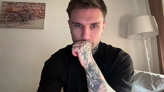 Snapshot of Larsskeet chatting on 10.20.25 Larsskeet online show from 10.20.25