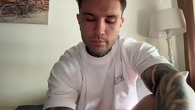 Snapshot of Larsskeet chatting on 10.21.25 Larsskeet online show from 10.21.25