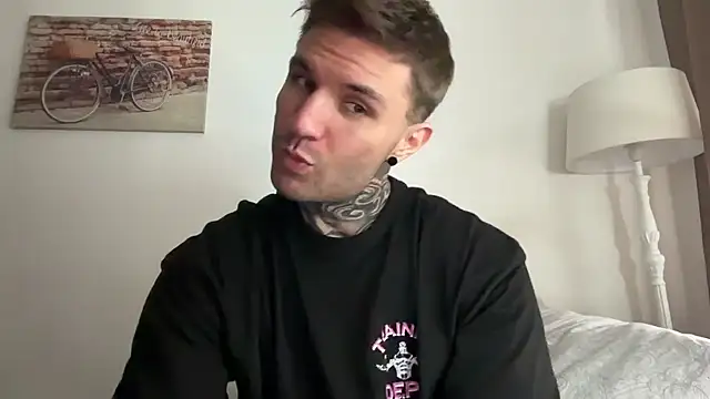 Snapshot of Larsskeet chatting on 10.23.25 Larsskeet online show from 10.23.25