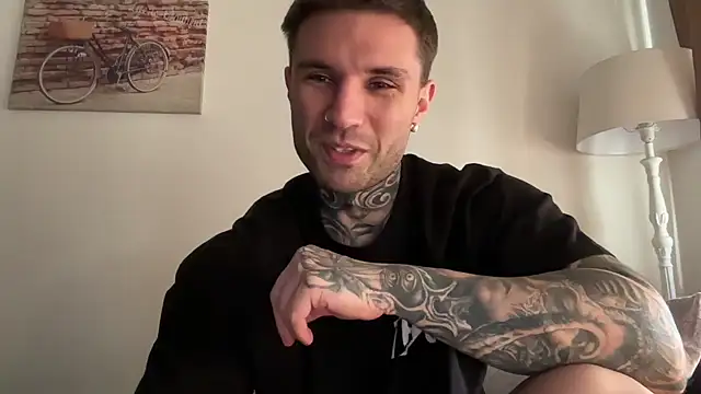 Snapshot of Larsskeet chatting on 10.24.25 Larsskeet online show from 10.24.25