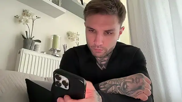 Snapshot of Larsskeet chatting on 10.25.25 Larsskeet online show from 10.25.25