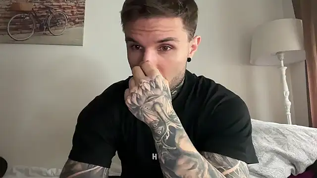 Snapshot of Larsskeet chatting on 10.28.25 Larsskeet online show from 10.28.25