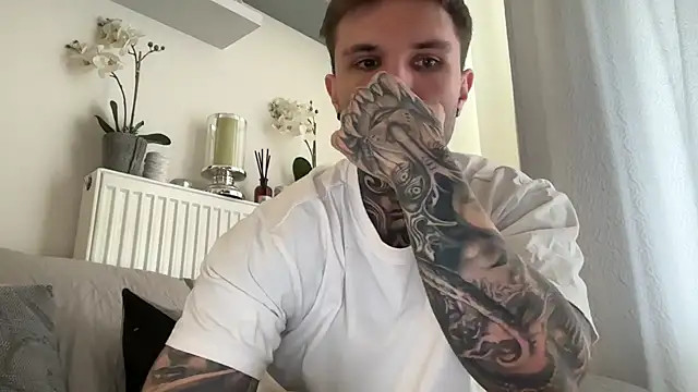 Snapshot of Larsskeet chatting on 10.31.25 Larsskeet online show from 10.31.25