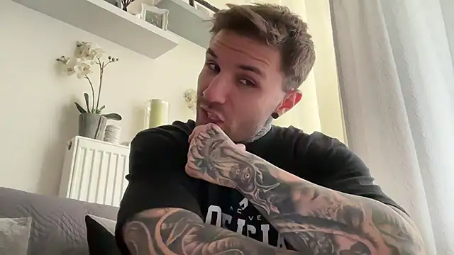 Snapshot of Larsskeet chatting on 11.08.25 Larsskeet online show from 11.08.25