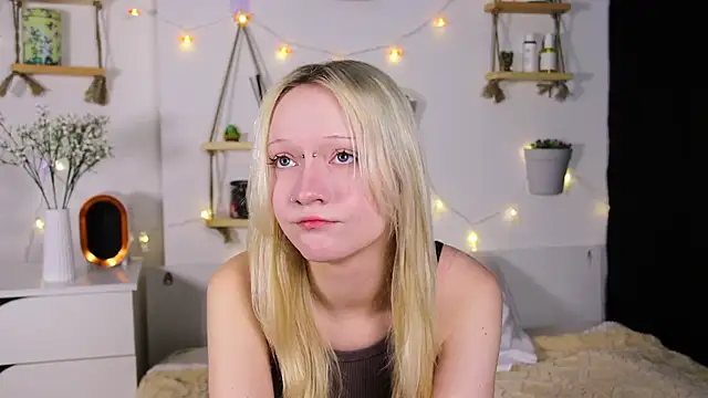 Snapshot of ArcticaRyder chatting on 10.03.25 ArcticaRyder online show from 10.03.25