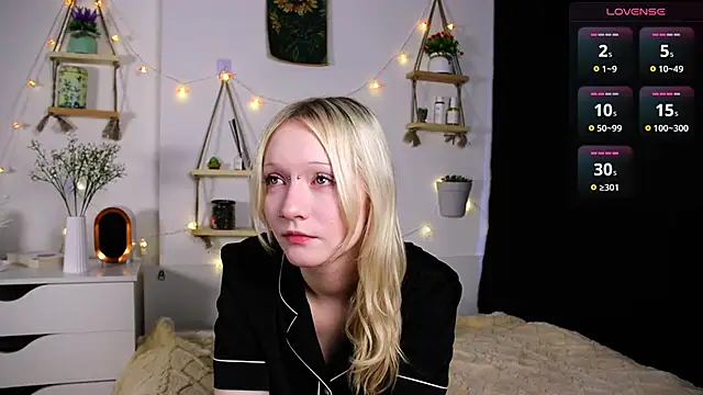 Snapshot of ArcticaRyder chatting on 10.05.25 ArcticaRyder online show from 10.05.25