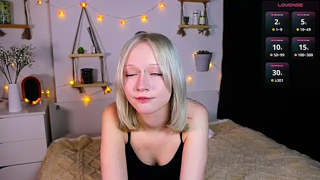 Snapshot of ArcticaRyder chatting on 10.08.25 ArcticaRyder online show from 10.08.25