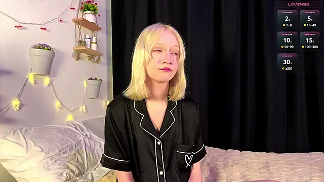 Snapshot of ArcticaRyder chatting on 10.21.25 ArcticaRyder online show from 10.21.25