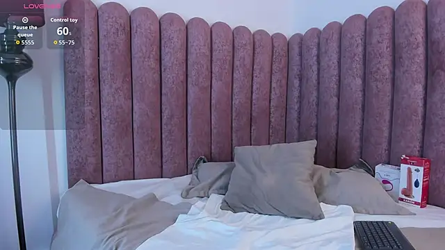 Snapshot of VanessaParis__ chatting on 10.07.25 VanessaParis online show from 10.07.25