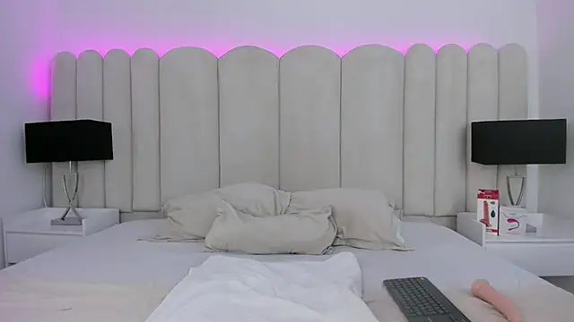 Snapshot of VanessaParis__ chatting on 10.14.25 VanessaParis online show from 10.14.25