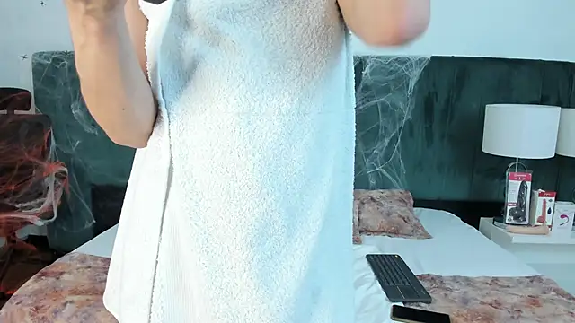 Snapshot of VanessaParis__ chatting on 10.16.25 VanessaParis online show from 10.16.25