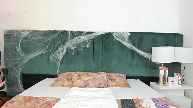 Snapshot of VanessaParis__ chatting on 10.19.25 VanessaParis online show from 10.19.25