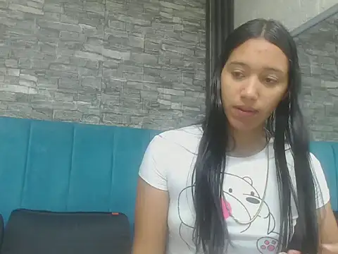 Snapshot of Lil_Rose2006 chatting on 10.08.25 Lil Rose2006 online show from 10.08.25