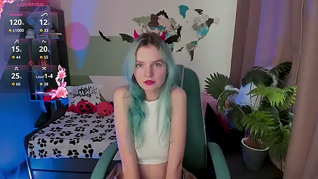 Snapshot of Lika_Sky chatting on 10.31.25 Lika Sky online show from 10.31.25