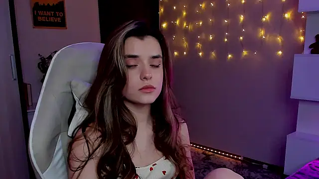 Snapshot of CharmingVixen chatting on 11.08.25 CharmingVixen online show from 11.08.25