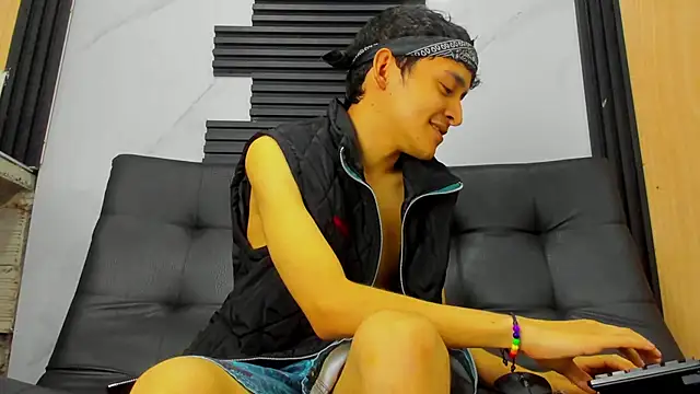 Snapshot of Amun_obsidian chatting on 10.17.25 Amun obsidian online show from 10.17.25