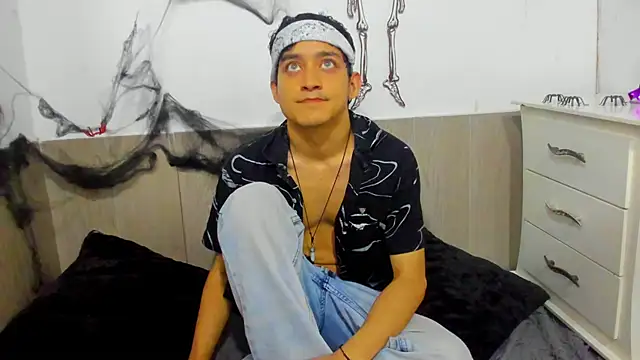 Snapshot of Amun_obsidian chatting on 10.24.25 Amun obsidian online show from 10.24.25