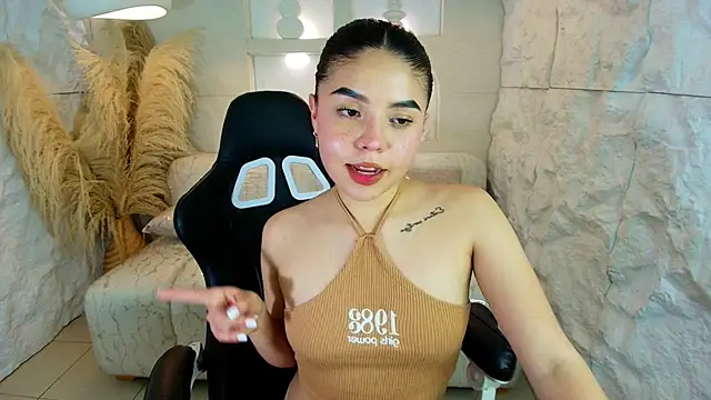 Snapshot of ambarina_r chatting on 10.21.25 ambarina r online show from 10.21.25