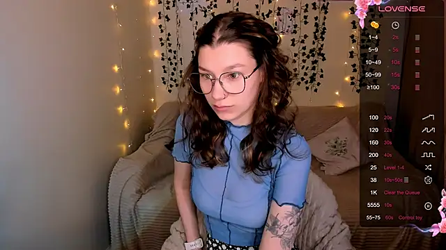 Snapshot of LinaBlossom_ chatting on 10.18.25 LinaBlossom  online show from 10.18.25