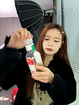 Snapshot of YY-27 chatting on 10.23.25 YY-27 online show from 10.23.25