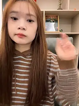 Snapshot of YY-27 chatting on 10.27.25 YY-27 online show from 10.27.25