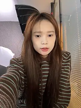 Snapshot of YY-27 chatting on 10.28.25 YY-27 online show from 10.28.25