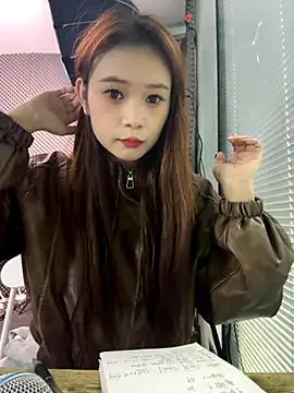 Snapshot of YY-27 chatting on 11.04.25 YY-27 online show from 11.04.25