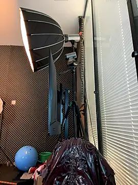 Snapshot of YY-27 chatting on 11.14.25 YY-27 online show from 11.14.25