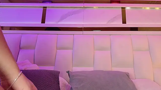 Snapshot of samanthaa_sm chatting on 10.25.25 samanthaa sm online show from 10.25.25