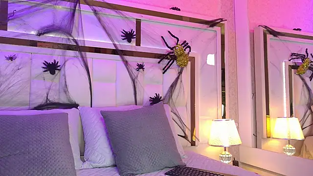 Snapshot of samanthaa_sm chatting on 10.30.25 samanthaa sm online show from 10.30.25